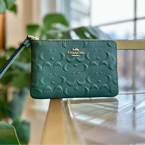 NWT Coach Embossed Matte Textured Forest Green Corner Zip Wristlet Signature C’s - Picture 10 of 11
